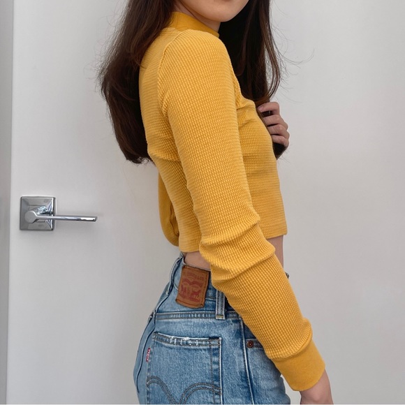 Aritzia | TNA Thermal Waffle Long Sleeve T Shirt - Picture 4 of 9